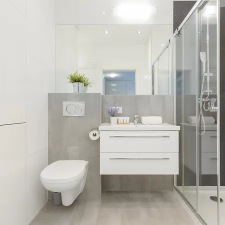 Apartament Subtle Colors In With Furnished Balcony By Renters Warszawa